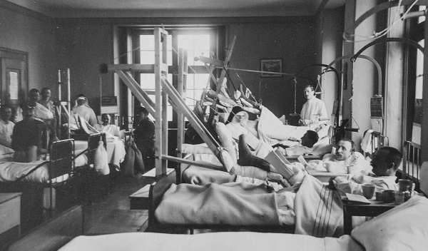 Les fractures étaient soignées au moyen de dispositifs de traction.