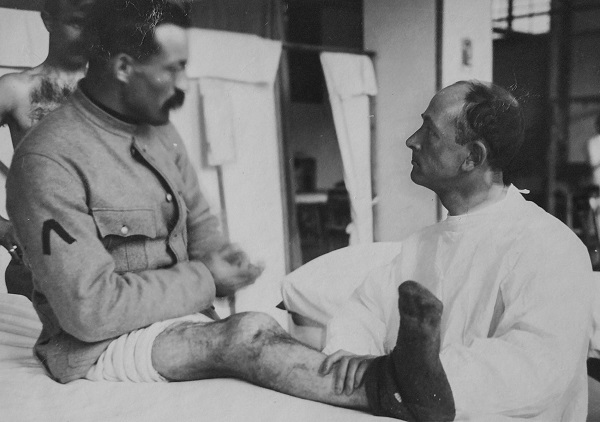 Des soins sont prodigués dans une salle d’examen de l’établissement sanitaire de l’Armée suisse.