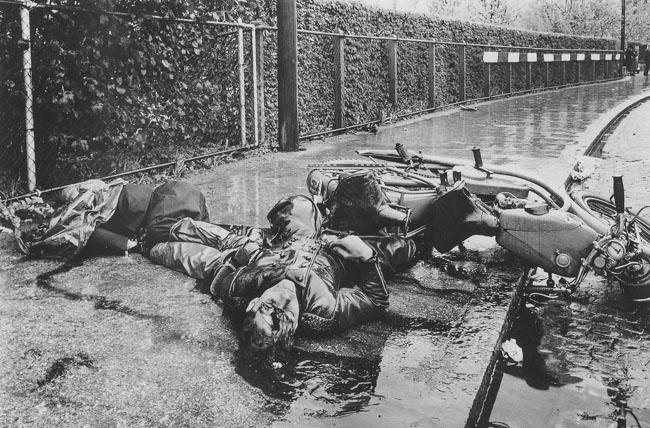 Prévention par le biais de campagnes dissuasives, comme cette photo d’un accident de motocycle en 1960